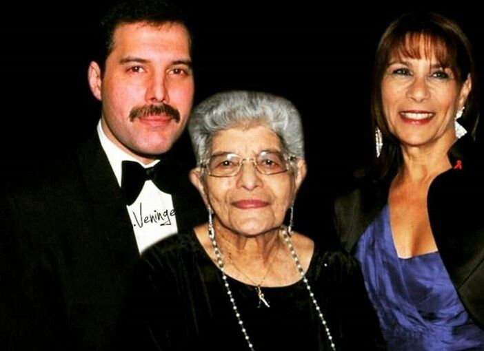 Freddie Mercury junto a su madre y hermana