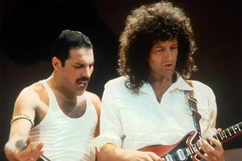 Freddie Mercury y Brian May de Queen juntos en el escenario