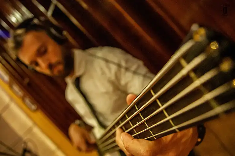 Hombre tocando el bajo