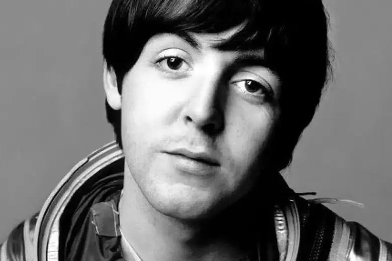 Foto en blanco y negro de Paul McCartney