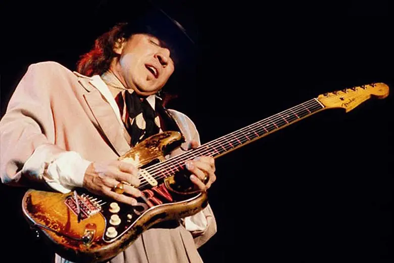 Foto de Stevie Ray Vaughan tocando guitarra en escenario