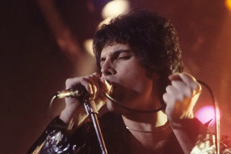 Freddie Mercury cantando en vivo