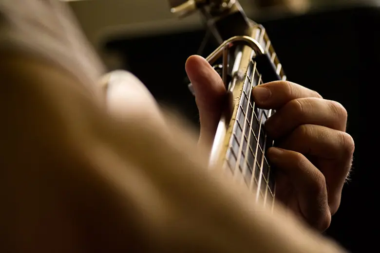 Persona tocando guitarra