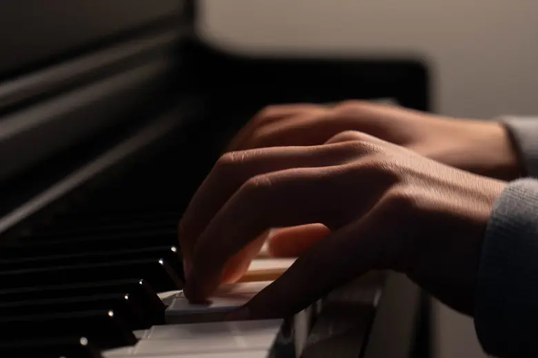 Persona tocando piano