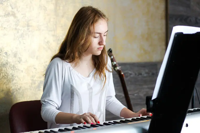 Mujer joven tocando el teclado