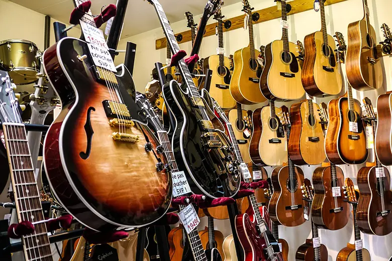 Varias guitarras en tienda de instrumentos musicales