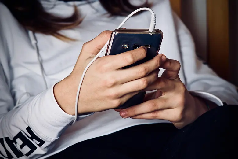 Mujer escuchando música en su teléfono celular