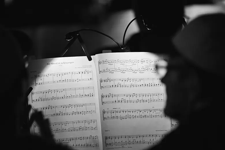 Imagen de partitura musical en blanco y negro