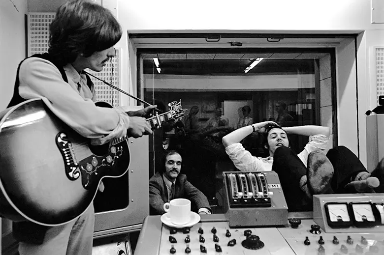 George Harrison y Paul McCartney en el estudio.