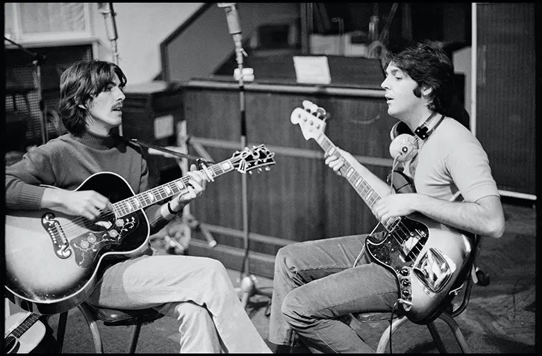 George Harrison y Paul McCartney en sesiones del White Album.