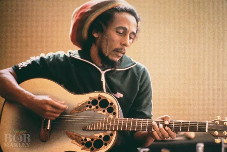 Bob Marley tocando una guitarra acústica