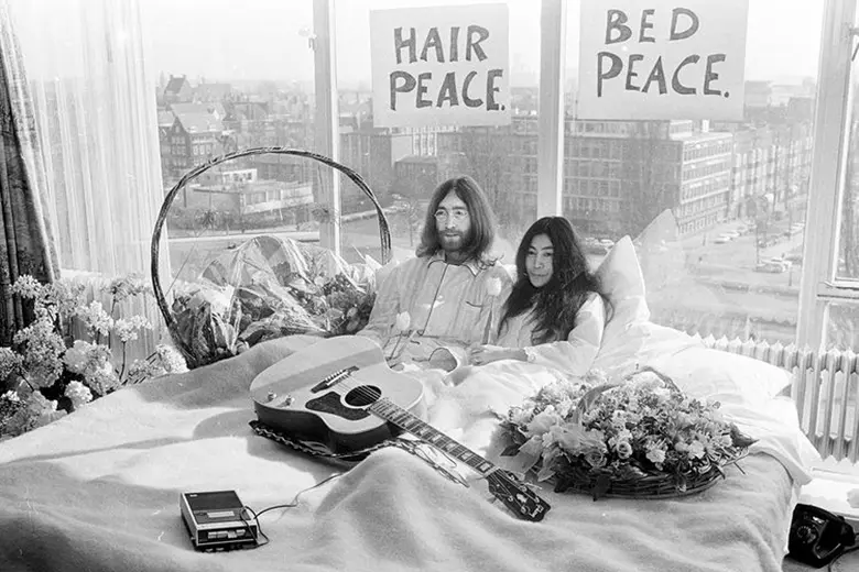 John Lennon y Yoko Ono en cama protestando la guerra