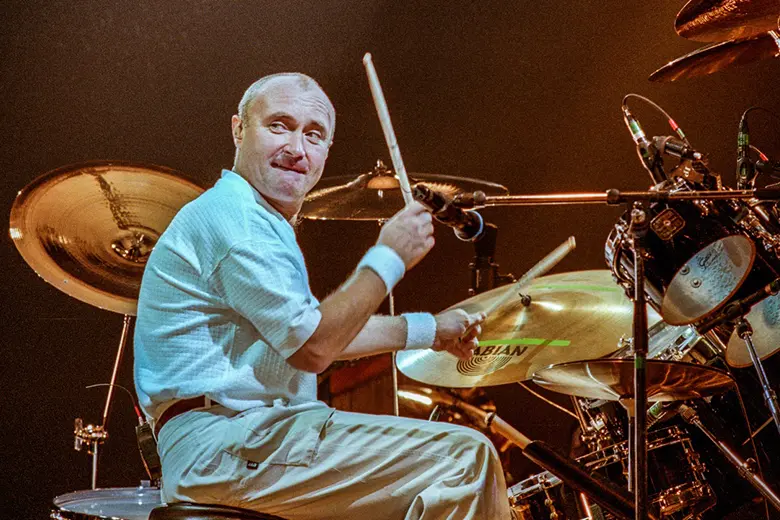 Phil Collins tocando la batería