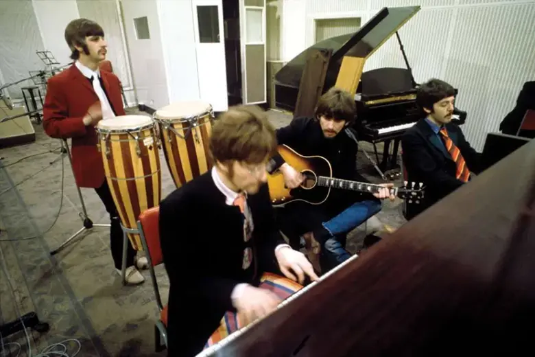 Es una imagen que muestra a The Beatles tocando en un estudio de grabación durante las grabaciones del disco Sgt. Pepper's Lonely Hearts Club Band