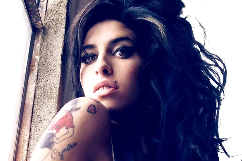 La imagen muestra a Amy Winehouse