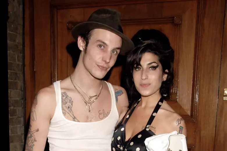 La imagen muestra a Amy Winehouse y su pareja Blake Fielder-Civil.