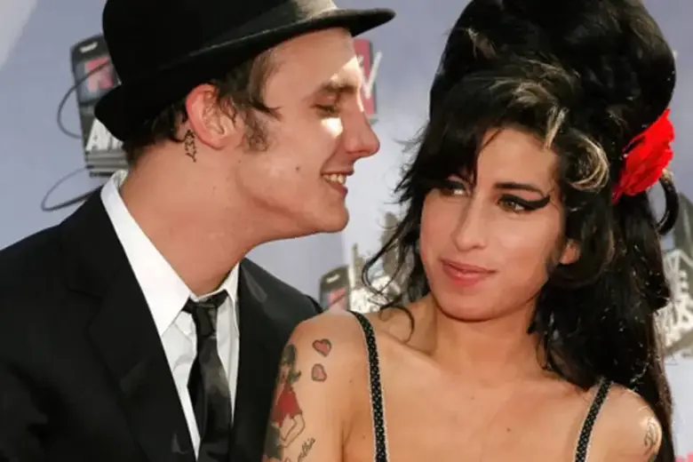 La imagen muestra a Amy Winehouse y su pareja Blake Fielder-Civil.