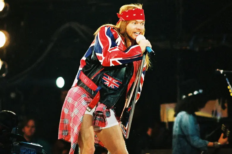 La imagen muestra a Axl Rose en el escenario en 1992