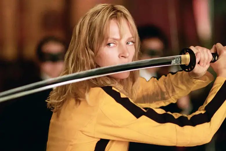 Es una imagen de Uma Thurman en la película Kill Bill de Quentin Tarantino.