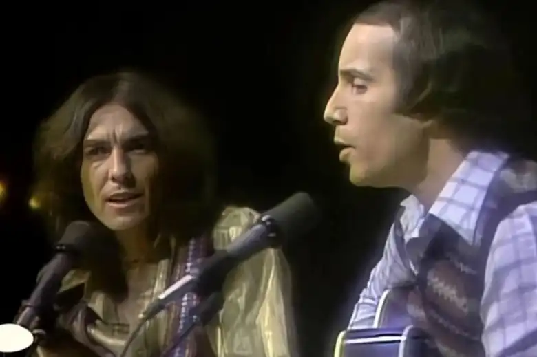 La imagen muestra a George Harrison y Paul Simon mientras actúan en Saturday Night Live en 1976.