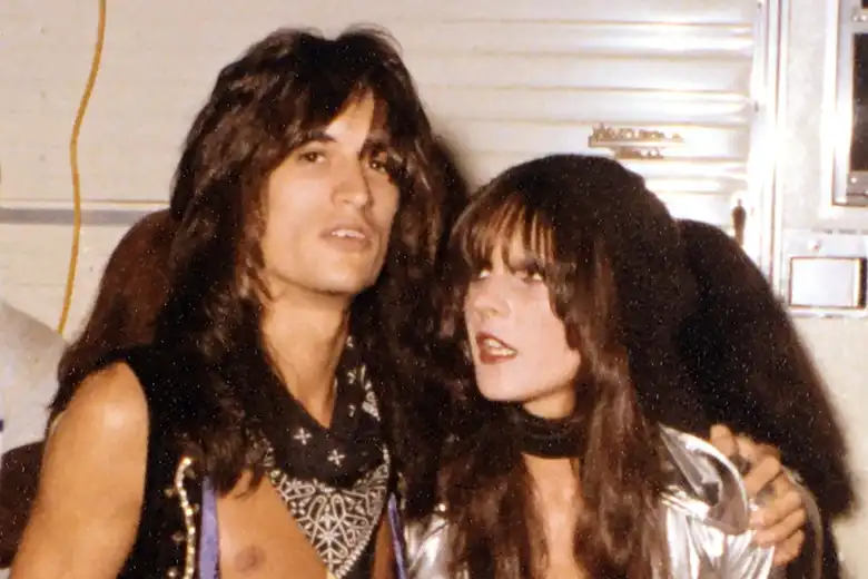 La imagen muestra al guitarrista de Aerosmith Joe Perry y a su entonces esposa Elyssa Jerret.