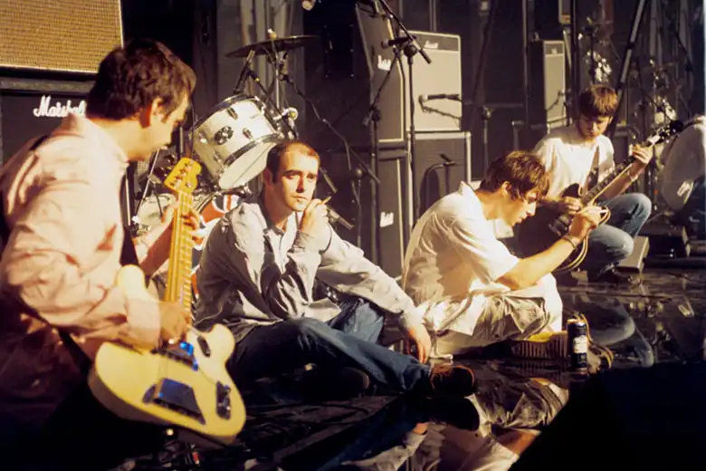 La imagen muestra a Oasis en el estudio de grabación durante las sesiones de "Be Here Now".