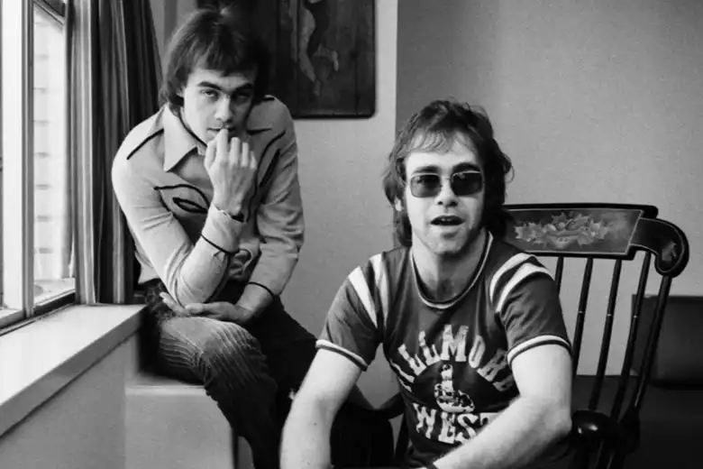 Es una imagen en blanco y negro que muestra a Elton John y Bernie Taupin a principios de los años 70.