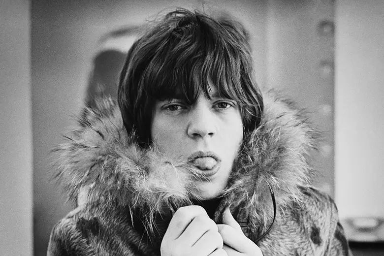 Es una imagen en blanco y negro de un joven Mick Jagger sacándose la lengua.