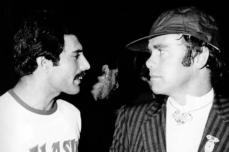 Es una imagen en blanco y negro de Freddie Mercury y Elton John.